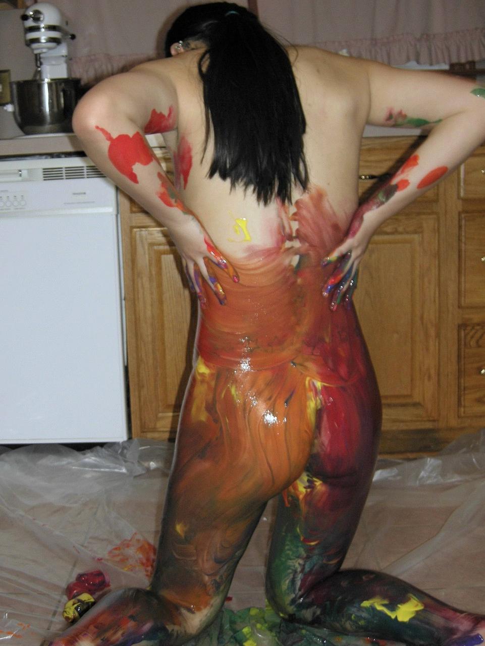 20P A pequena menina asiática Jaylynn cobre o corpo com muita tinta na cozinha