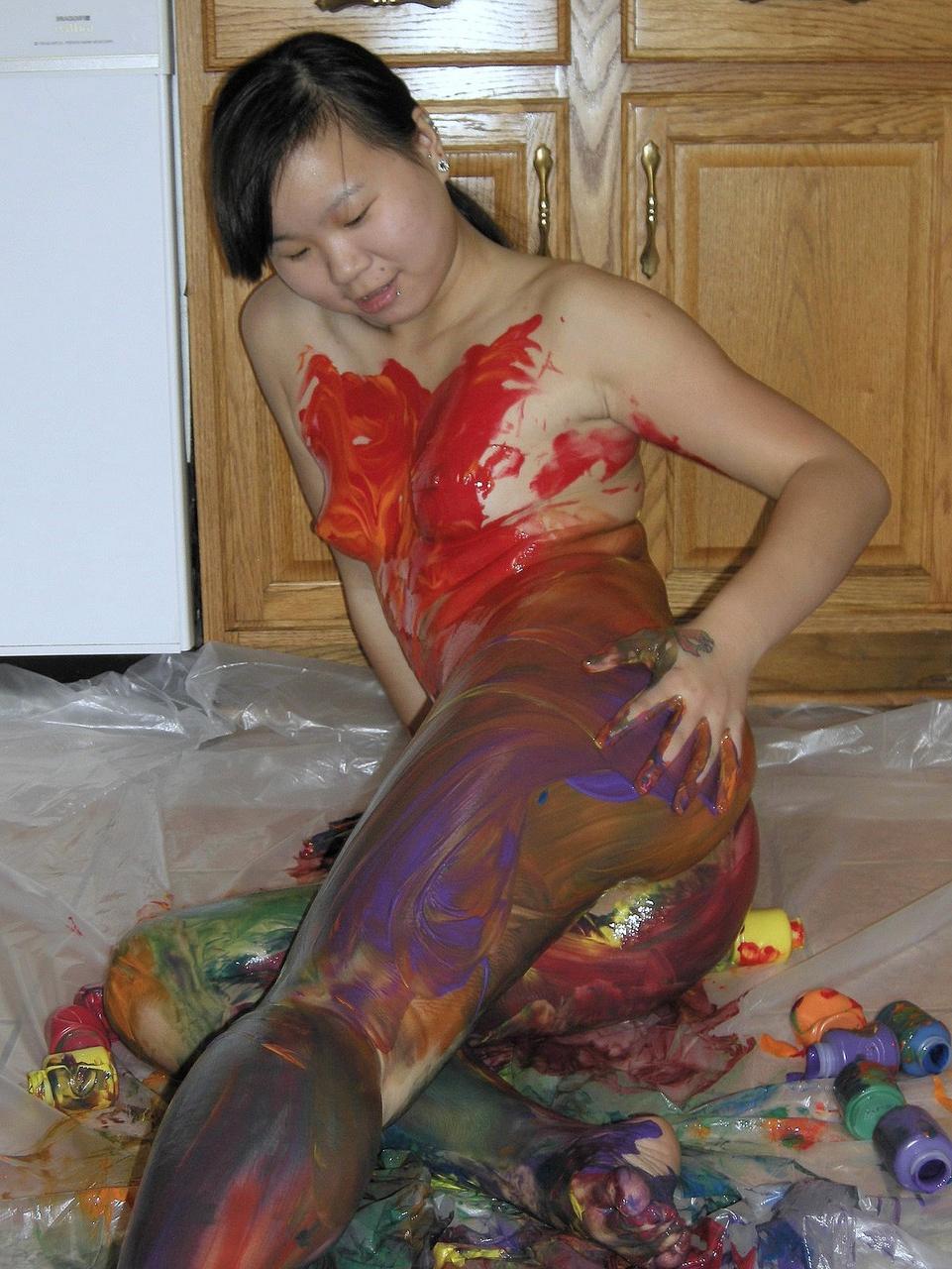 20P A pequena menina asiática Jaylynn cobre o corpo com muita tinta na cozinha