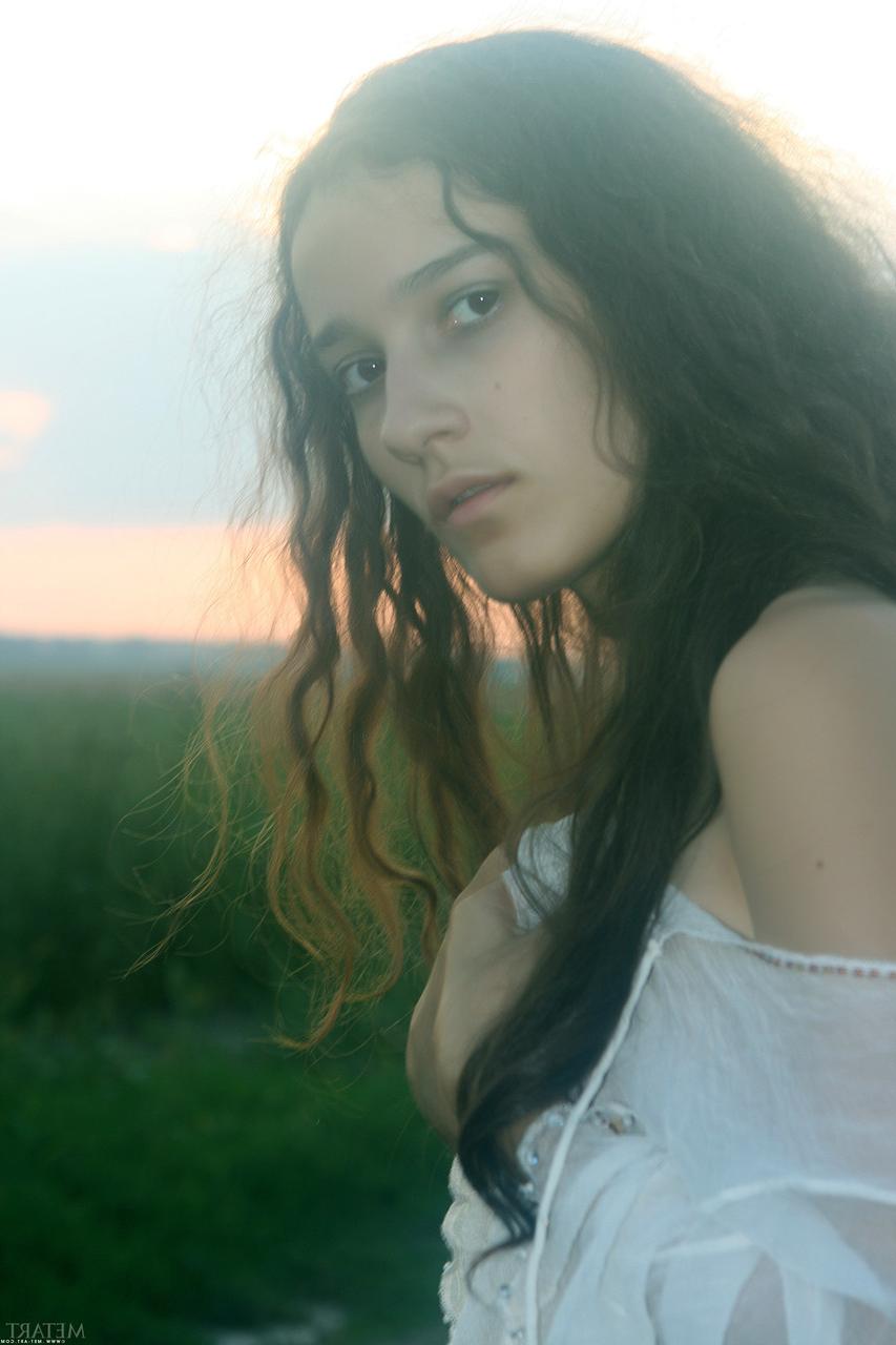 20P La glamorosa Sophie A muestra sus dulces tetas y su arbusto recortado al aire libre
