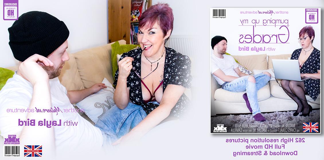 11P Mulher madura com cabelo tingido Layla Bird faz sexo na cama com um cara mais jovem