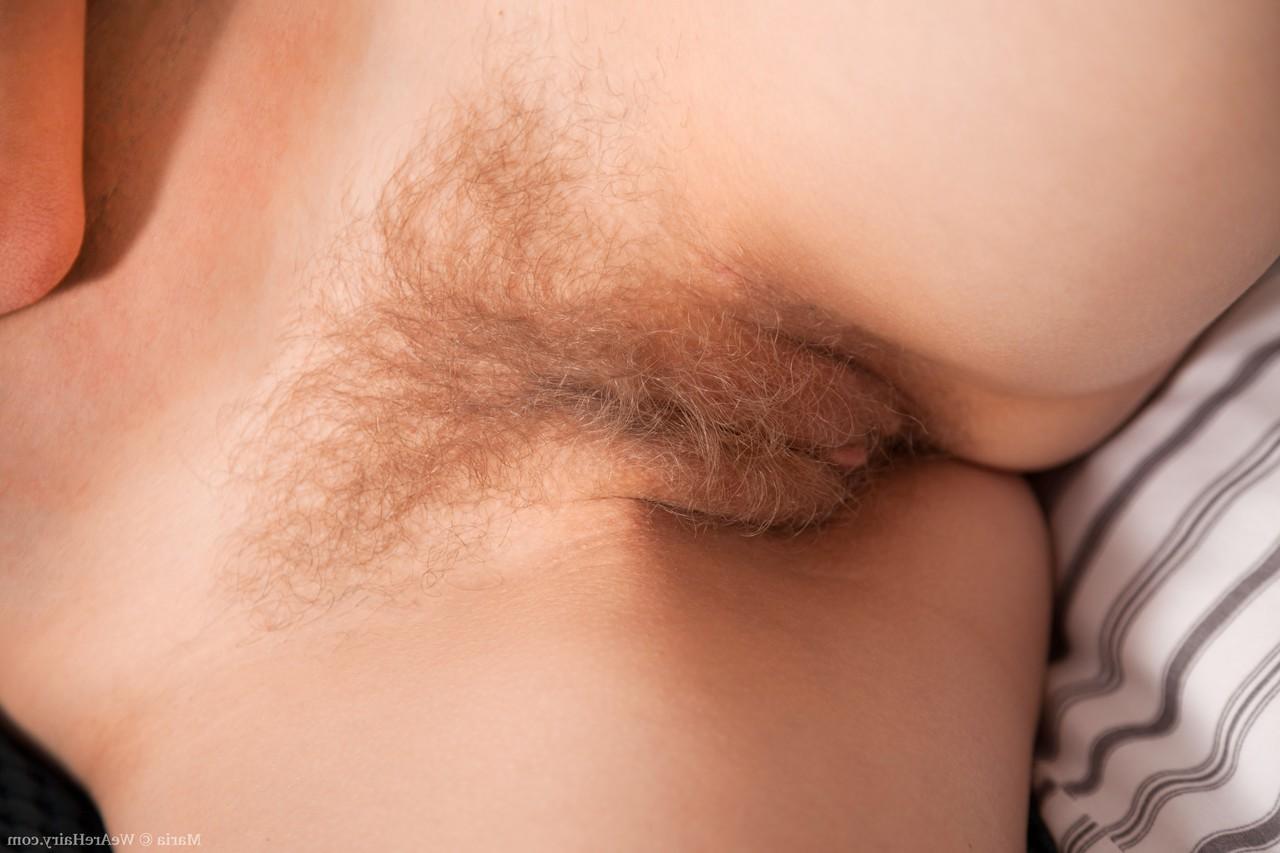 20P Maria amadora de olhos luxuriosos mostra suas axilas peludas e sua vulva espessa em uma cama