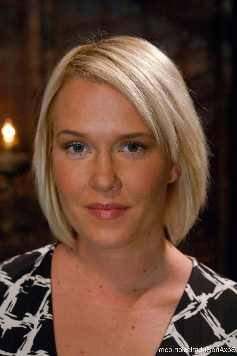 20P La esposa rubia Sasha Knox es atada y follada en la cara mientras cuelga del techo