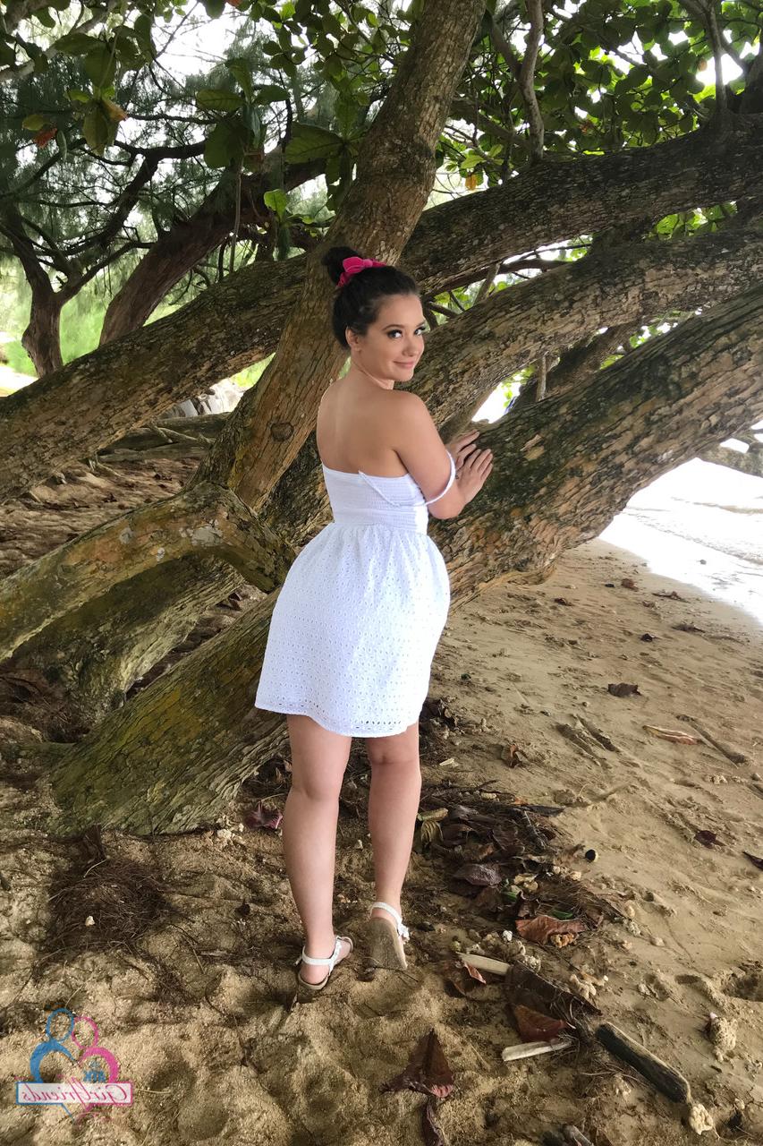20P A namorada pequena Gia Paige brinca com seus peitos e bunda grande em público