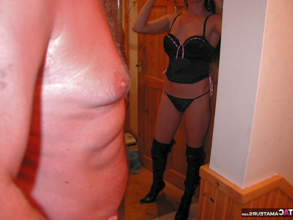 20P Die brünette Amateurin Foxie Lady hat Sex mit zwei Männern gleichzeitig in schwarzen Stiefeln
