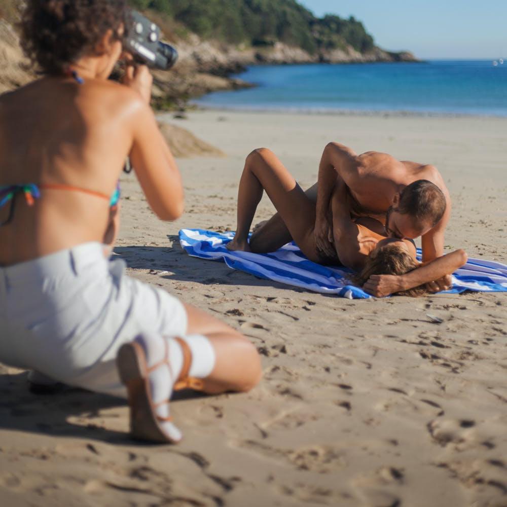 15P Euro babe Iana Bet gets dicked on the sandy beach in front of a photographer