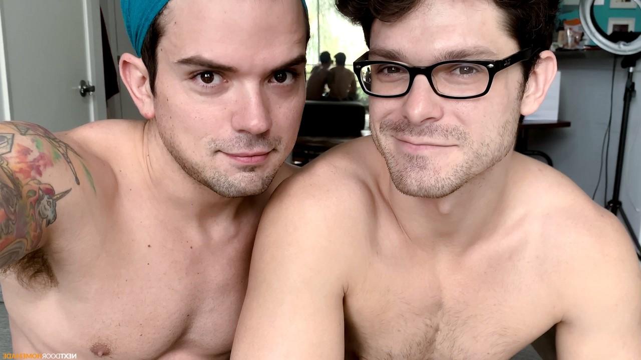 20P Gay tatuado Dakota Payne dedos y pollas el botín de Devin Franco en el sofá