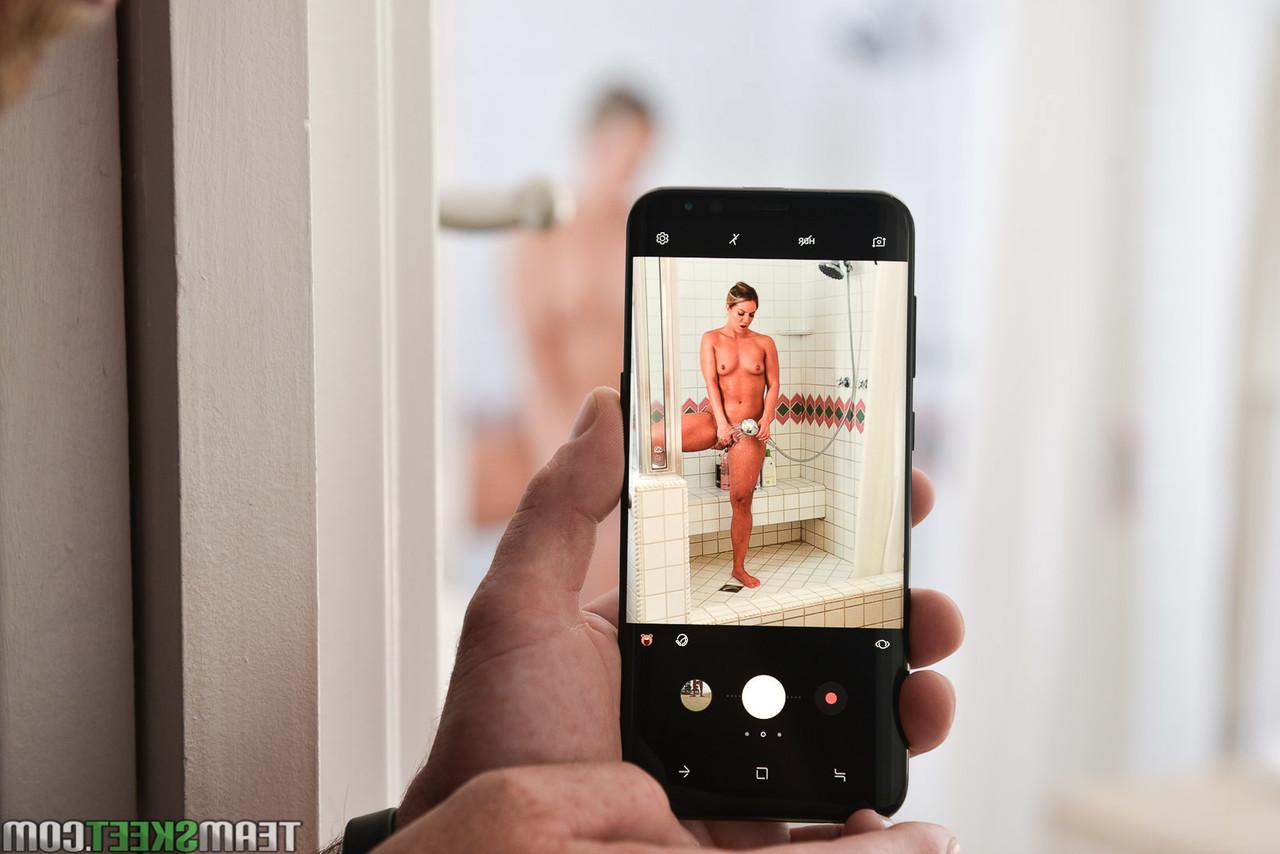 17P Loira magra abre o traseiro com um vibrador para fazer o homem enfiar o pau dentro
