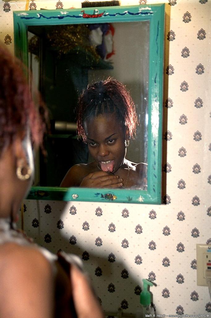20P A pequena gata negra Jezebel mija durante um strip-tease sexy