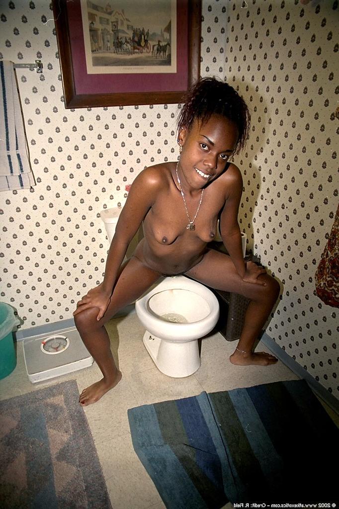 20P A pequena gata negra Jezebel mija durante um strip-tease sexy