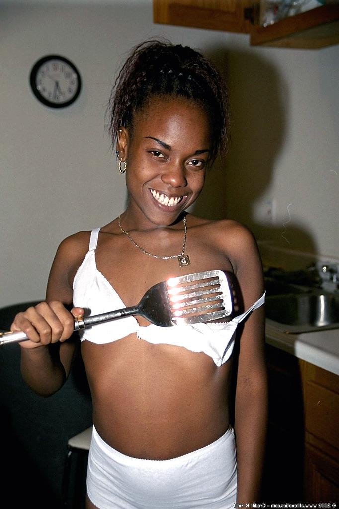 20P A pequena gata negra Jezebel mija durante um strip-tease sexy