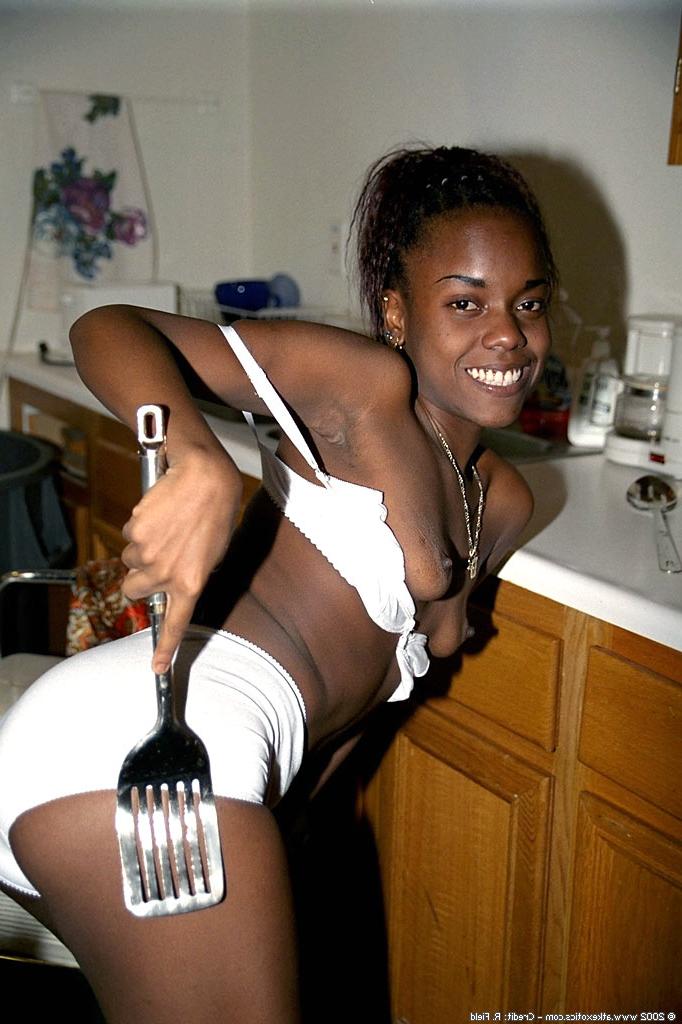 20P A pequena gata negra Jezebel mija durante um strip-tease sexy
