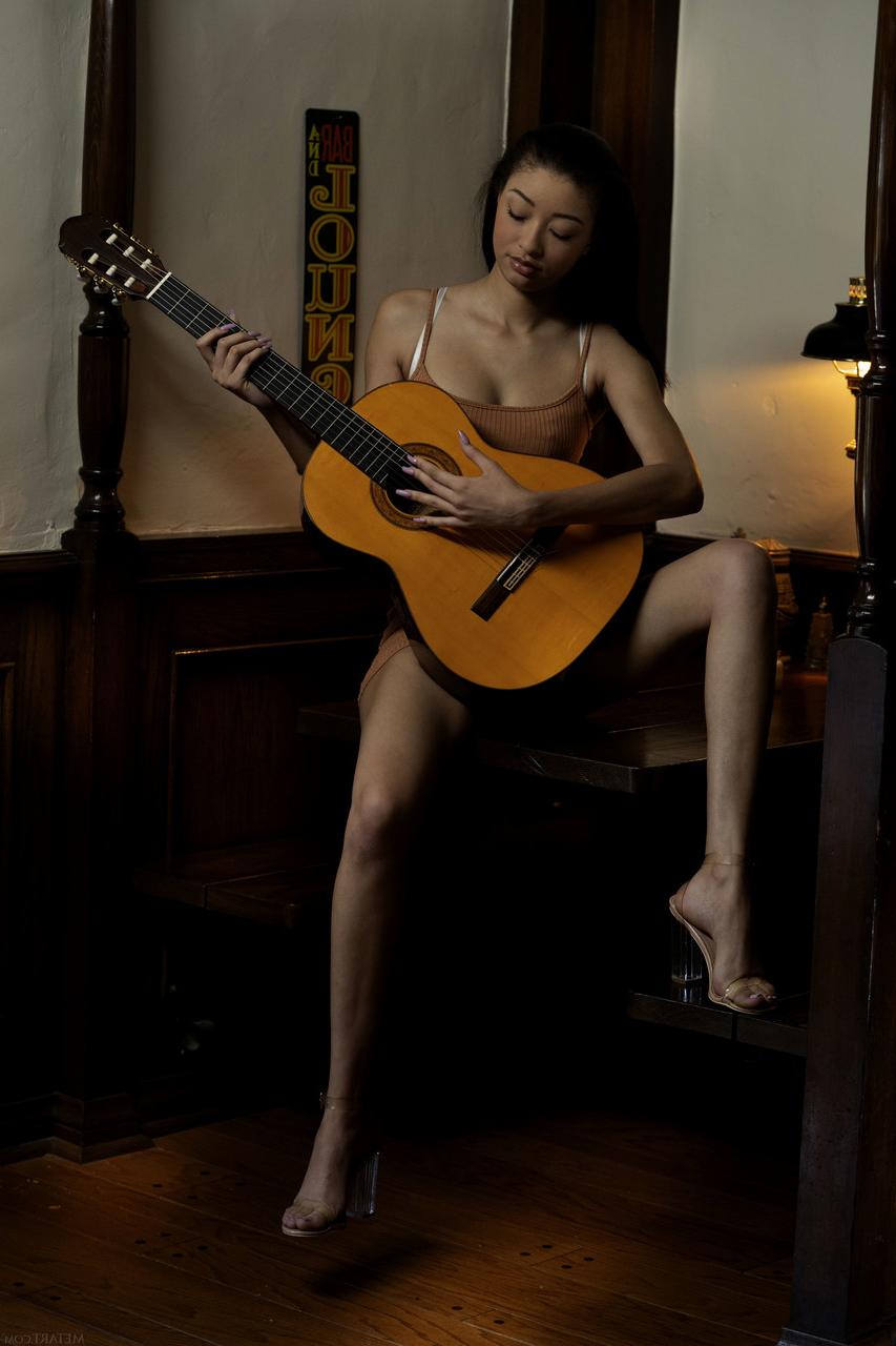 20P La jeune sexy Scarlett Bloom joue de la guitare avant de montrer ses seins et sa chatte.