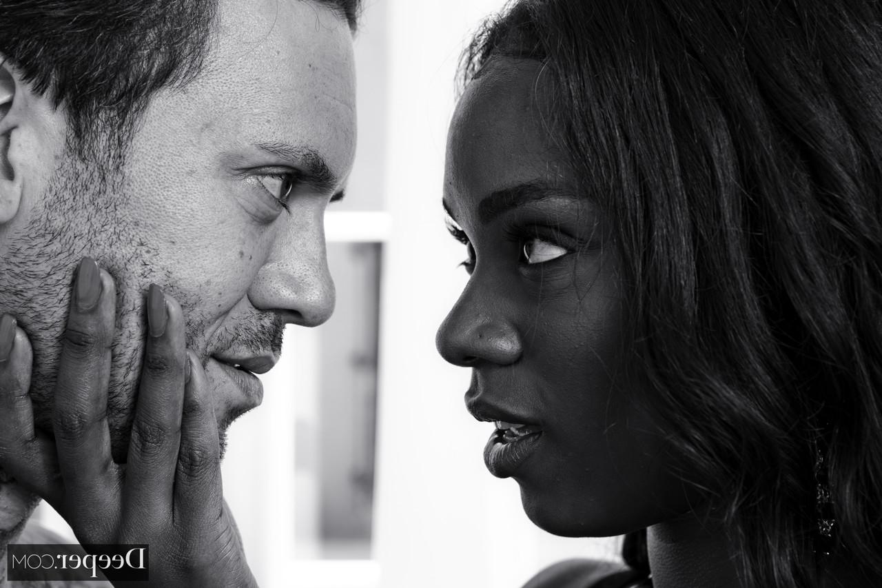 20P A estrela pornográfica negra com um corpo esguio Ana Foxxx mostra seu corpo antes do sexo infravermelho
