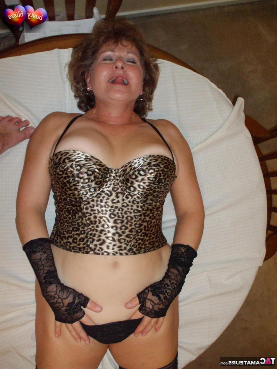 16P A senhora amadora Busty Bliss liberta seus grandes seios naturais de sua lingerie