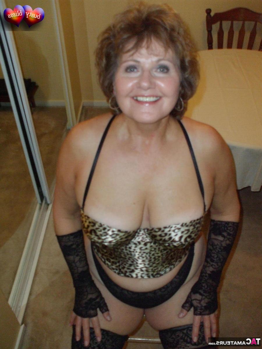 16P A senhora amadora Busty Bliss liberta seus grandes seios naturais de sua lingerie