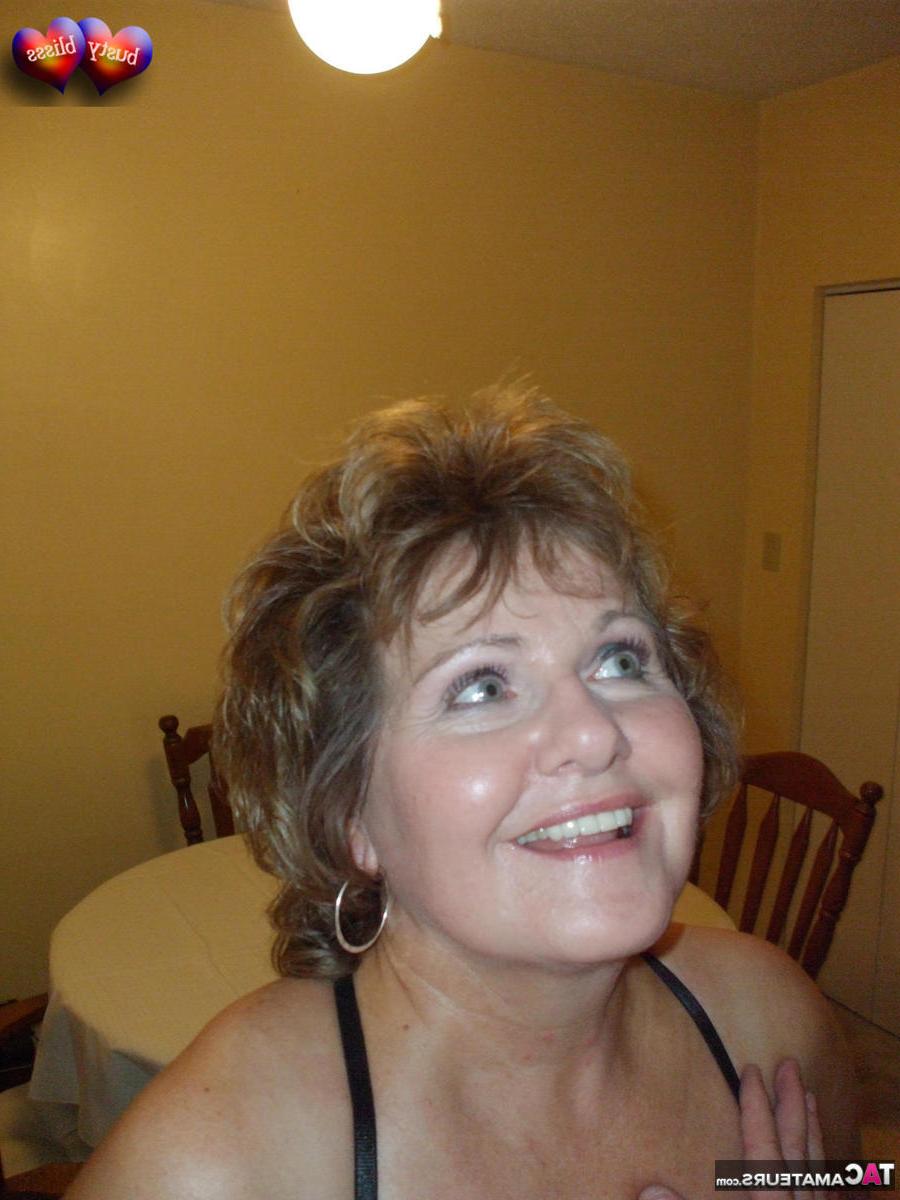 16P A senhora amadora Busty Bliss liberta seus grandes seios naturais de sua lingerie