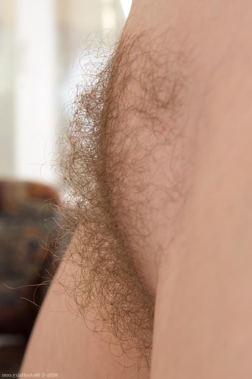 18P A ruiva Milly apresenta sua buceta espessa em uma cena solo de close-up