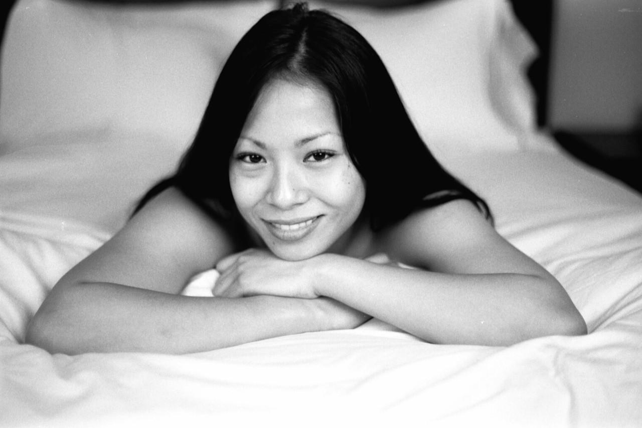 20P Sexy filipina amadora posa nua em uma sessão artística em preto e branco