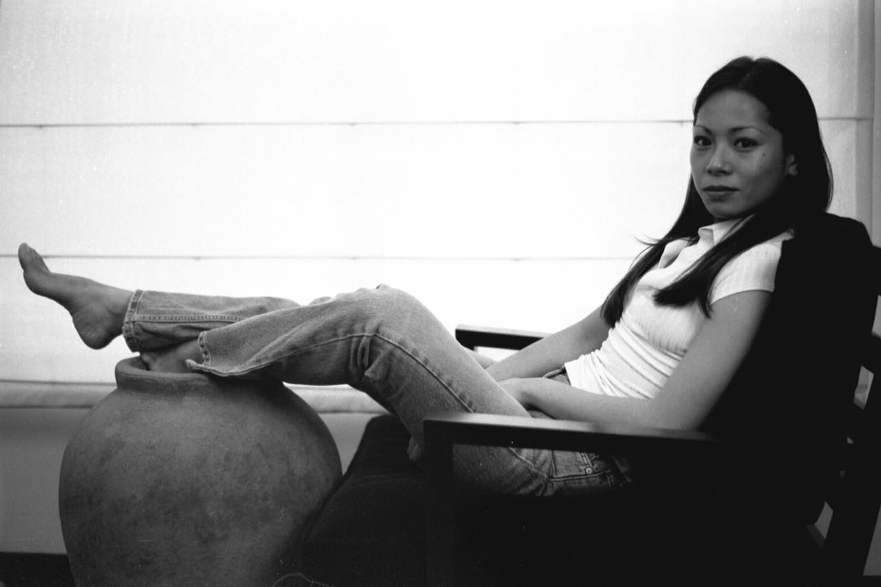 20P Sexy filipina amadora posa nua em uma sessão artística em preto e branco