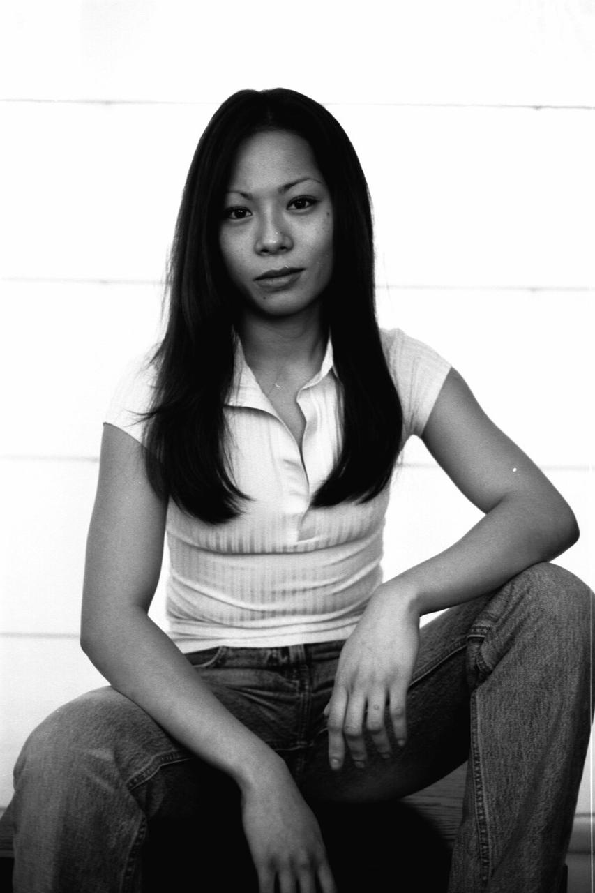 20P Sexy filipina amadora posa nua em uma sessão artística em preto e branco