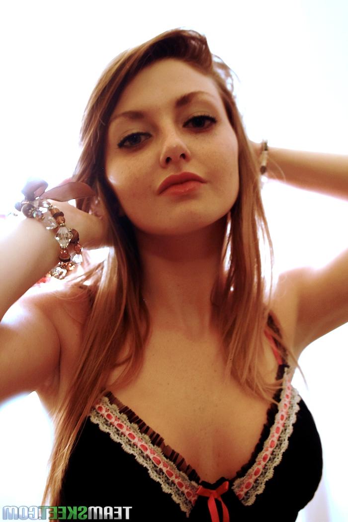 10P Staci Silverstone, étudiante érotique, exhibe ses seins naturels et exhibe son cul parfait.