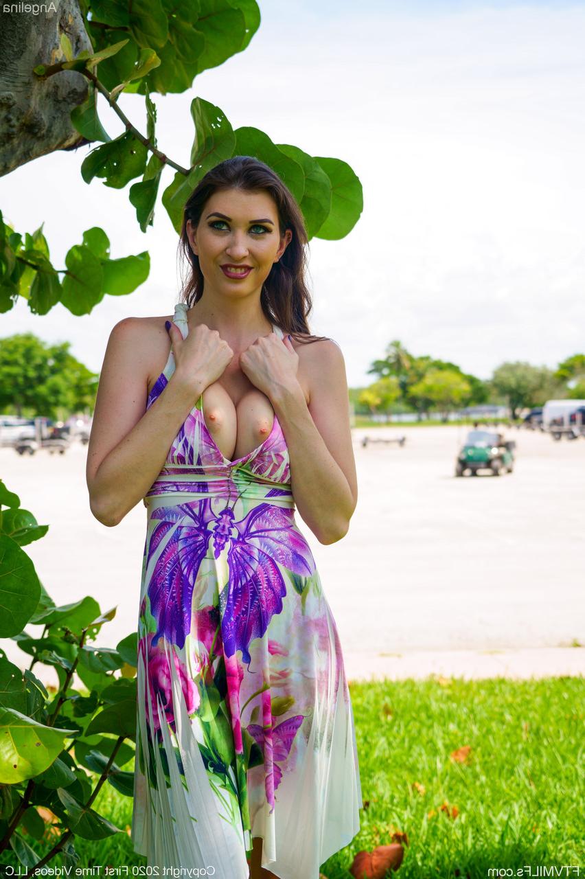 20P A beleza amadora Angelina tira seu vestido longo em público e mostra seus peitos grandes