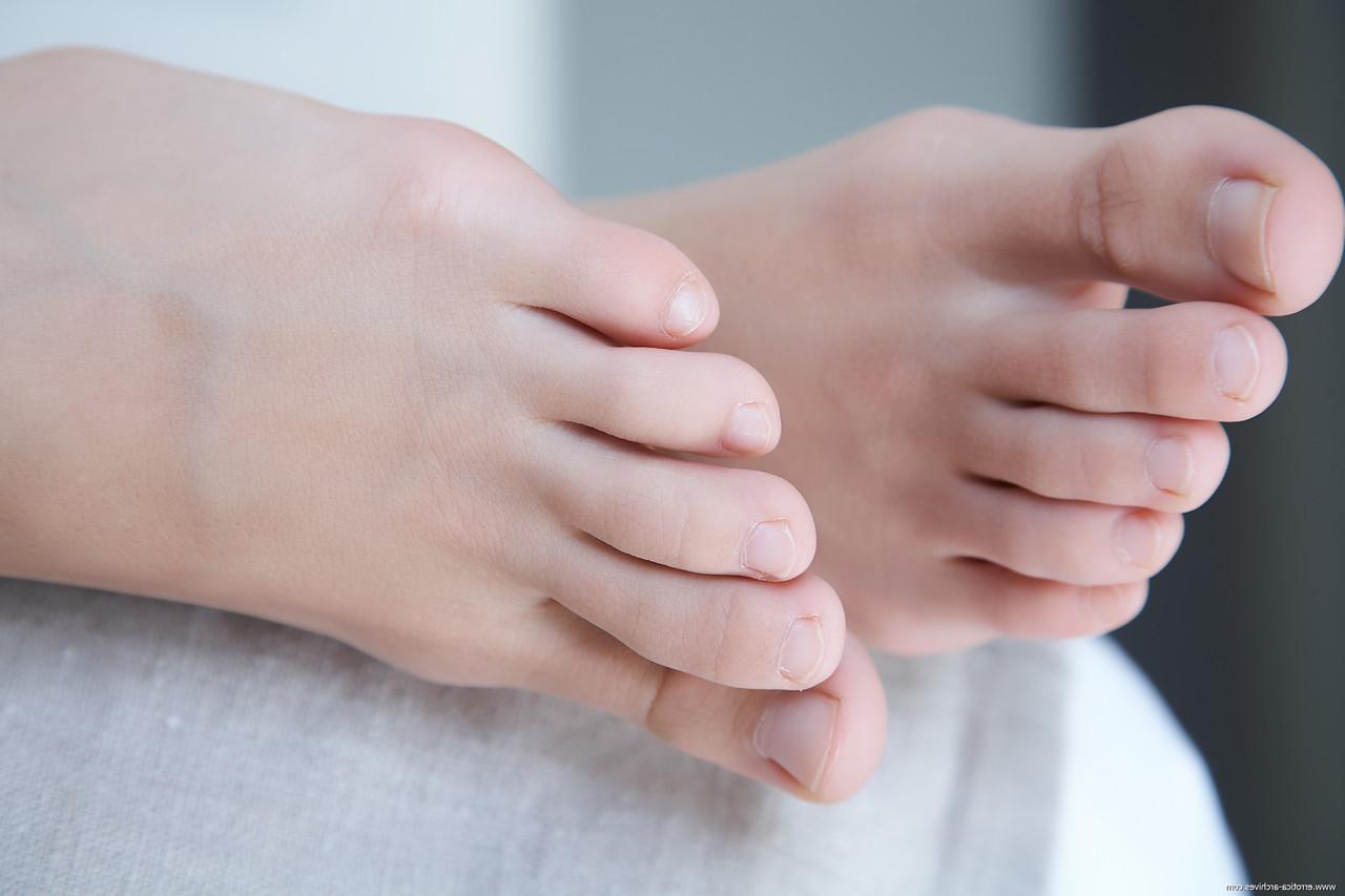 20P La hermosa Antea muestra su coño recortado y se toca los pies sensibles