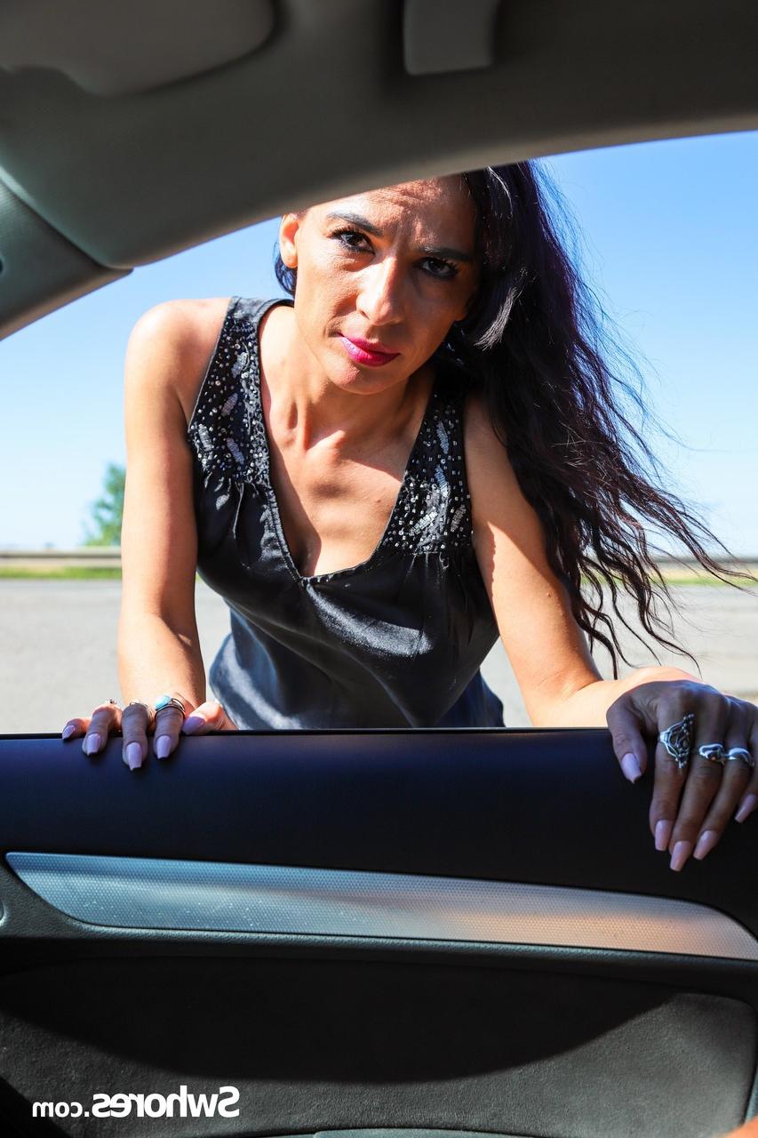 20P La MILF morena Sany es follada por un extraño mientras hace autostop