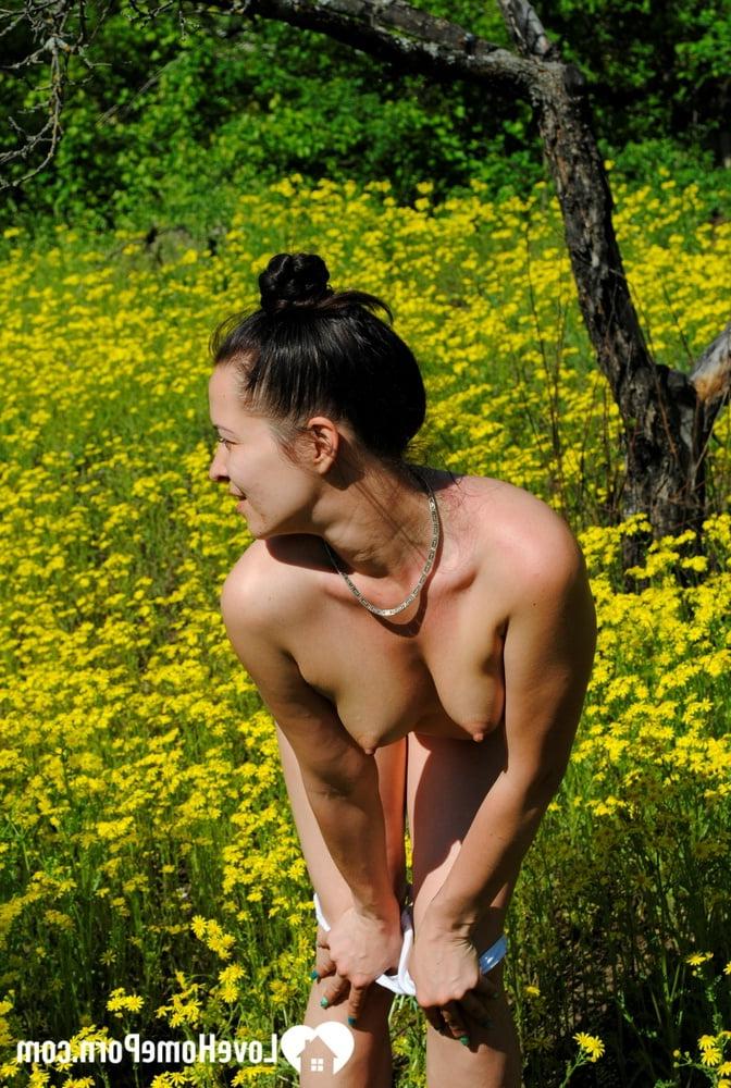 20P Juguetona novia morena desnudándose y posando desnuda al sol