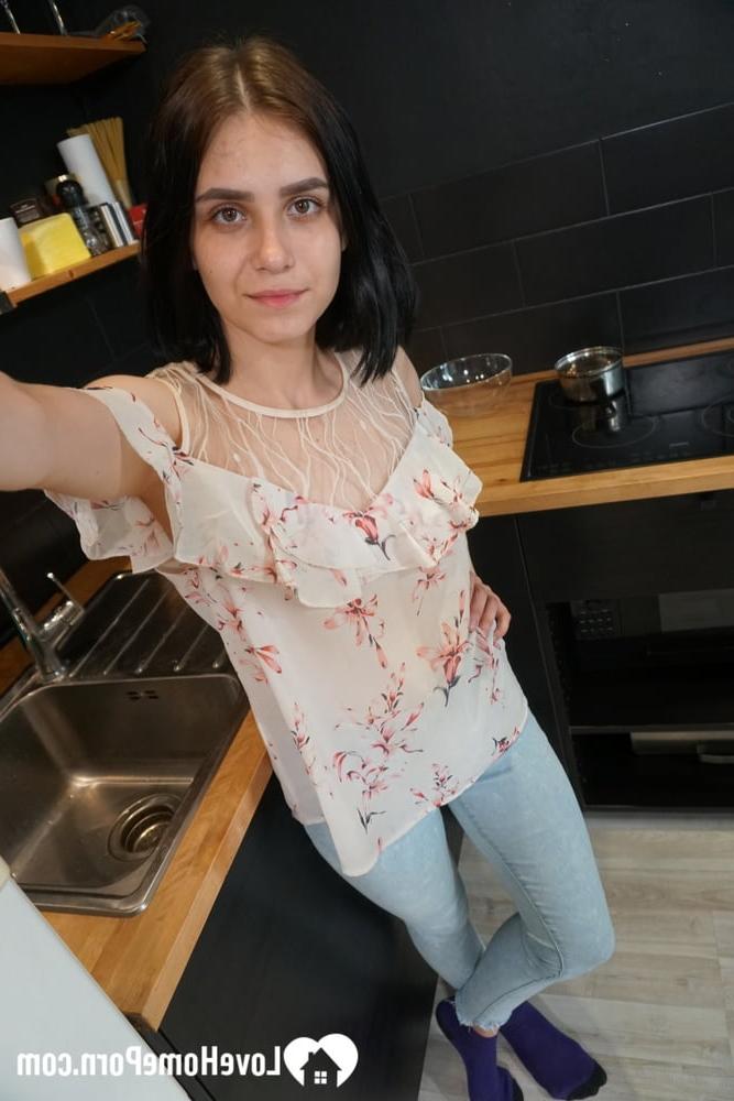 20P Linda muñeca amateur se toma selfies de sus tetas naturales, su trasero firme y su coño calvo