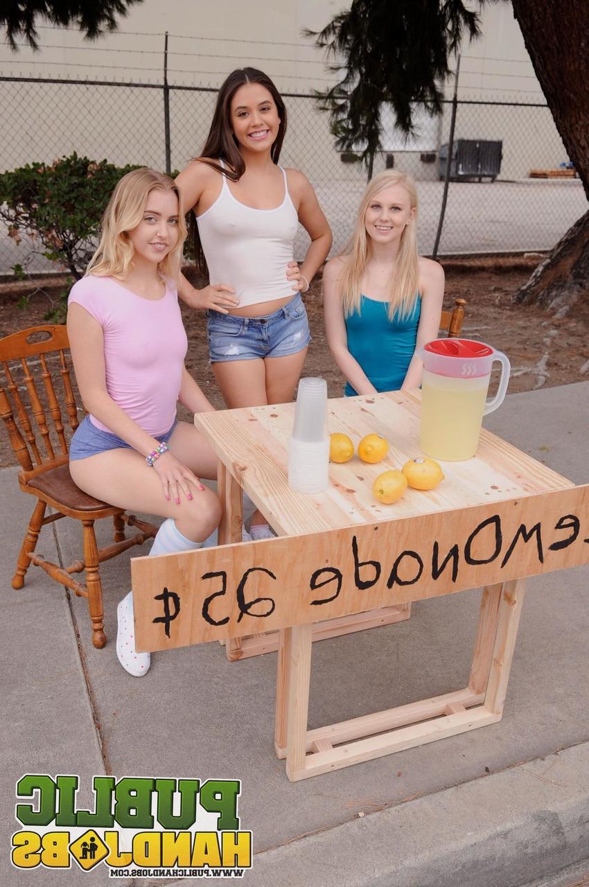 20P Colegialas traviesas le hacen una paja a su cliente de limonada en público