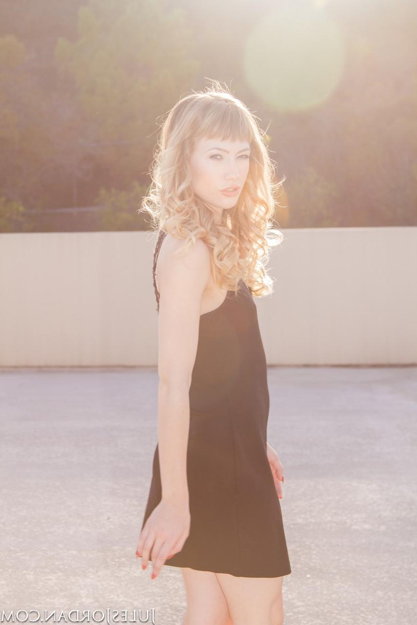 17P Ivy Wolfe, une jeune américaine entièrement naturelle, doigte sa jeune chatte parfaitement rasée.