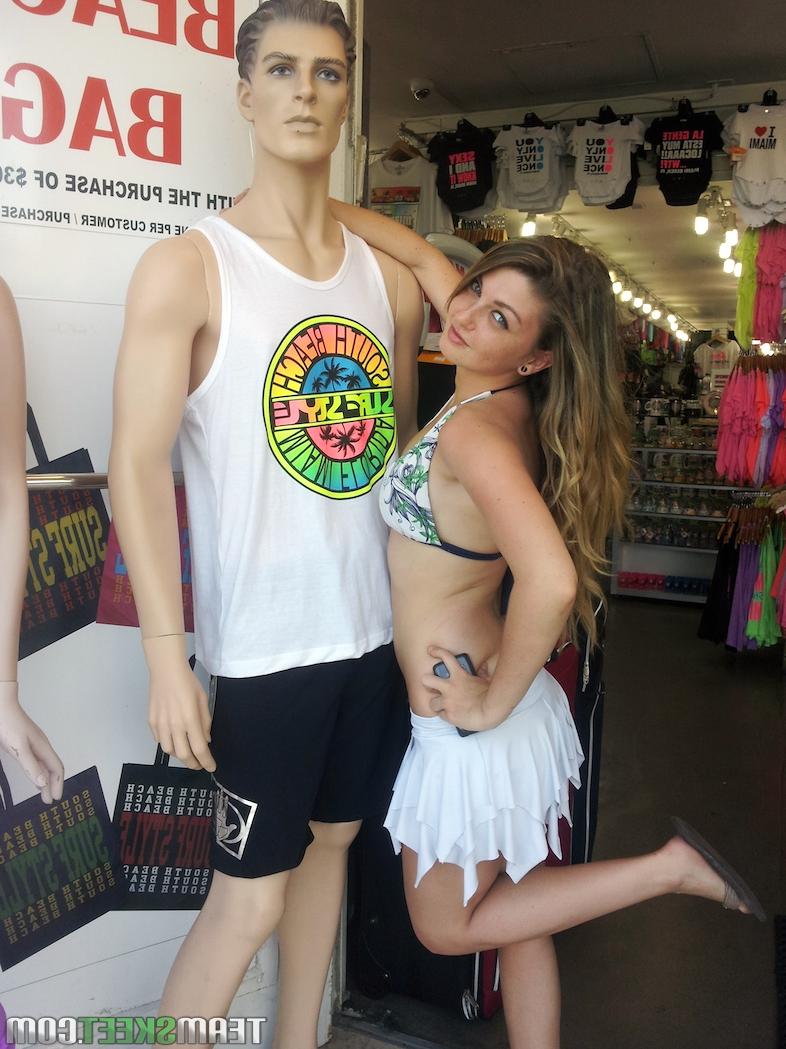 16P A sensual adolescente Staci Silverstone mostra seus belos seios naturais na praia