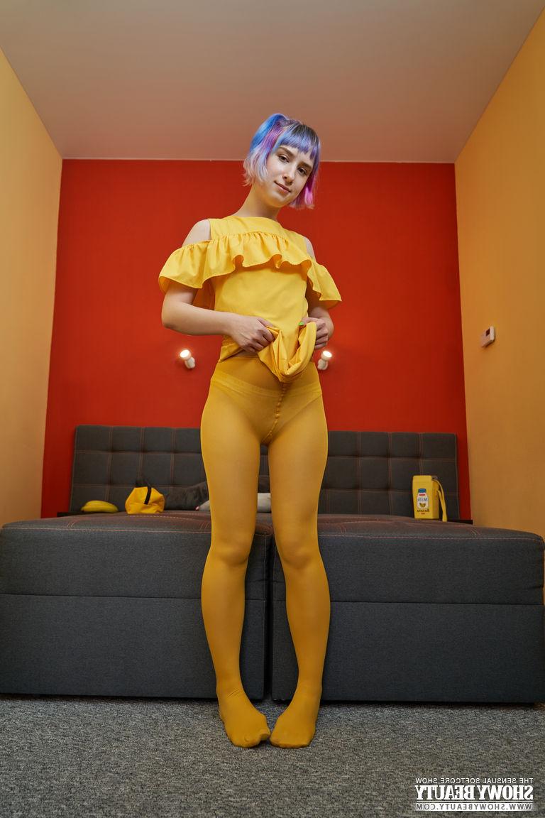 20P La jeune fille aux cheveux teints Pinky se met totalement nue lors d'un show de strip-tease