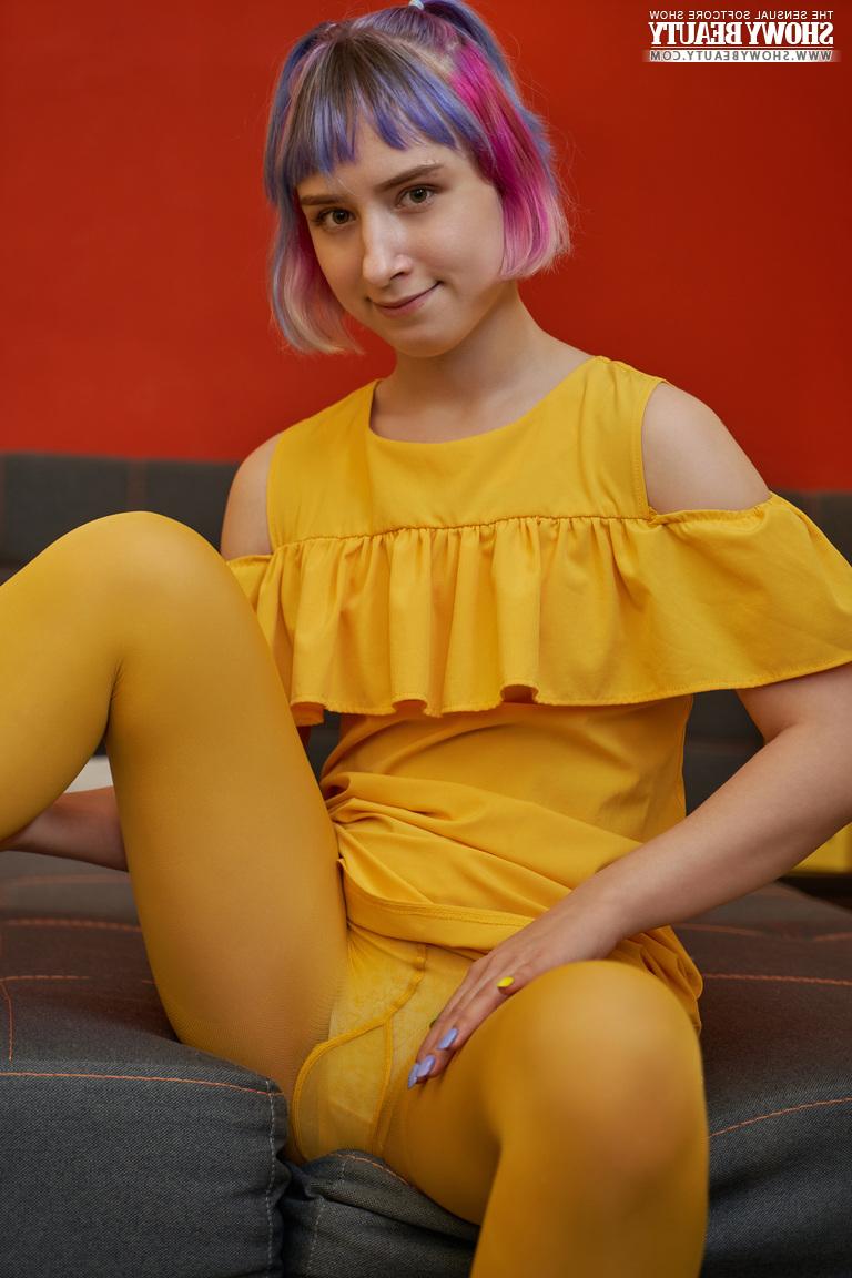 20P La jeune fille aux cheveux teints Pinky se met totalement nue lors d'un show de strip-tease