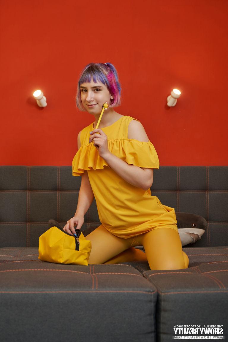 20P La jeune fille aux cheveux teints Pinky se met totalement nue lors d'un show de strip-tease
