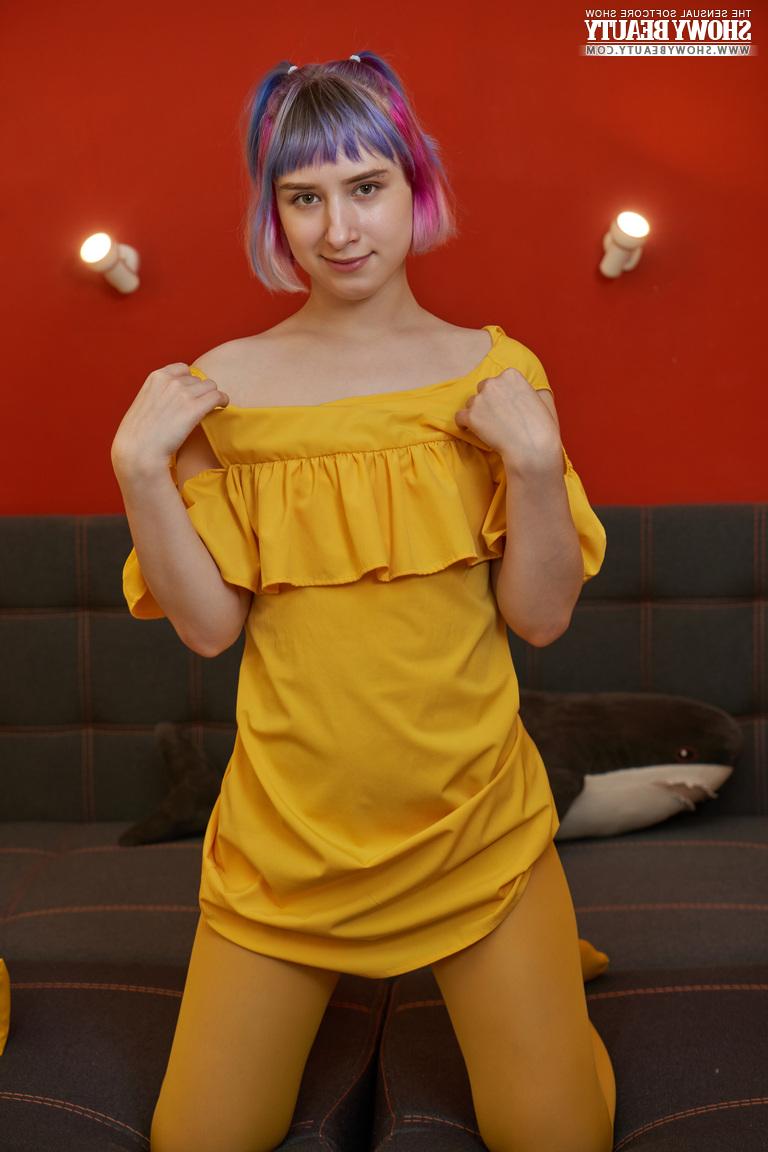 20P La jeune fille aux cheveux teints Pinky se met totalement nue lors d'un show de strip-tease