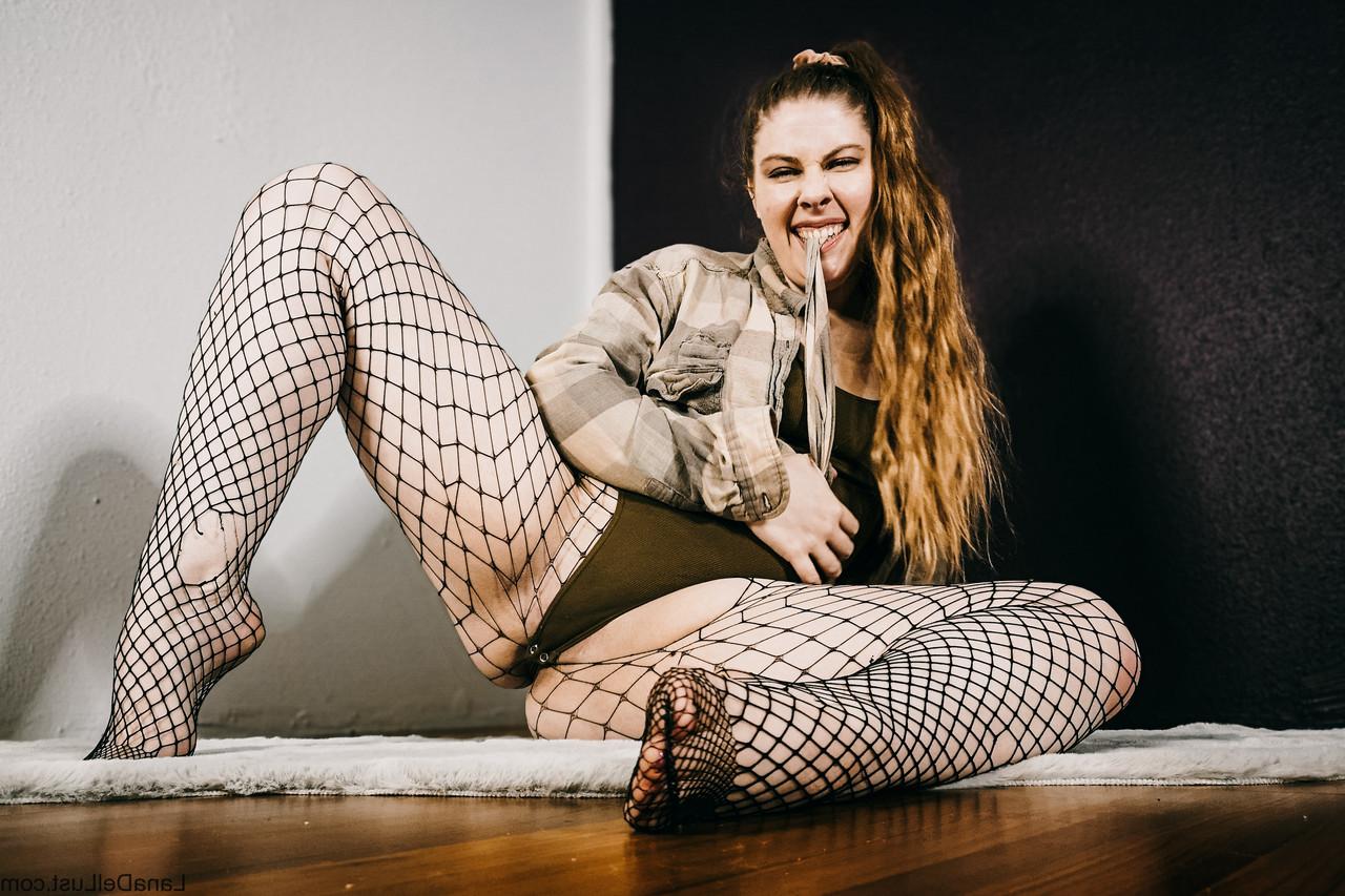 15P A gordinha amadora Lana Del Lust posa com meia-calça e calcinha arrastão