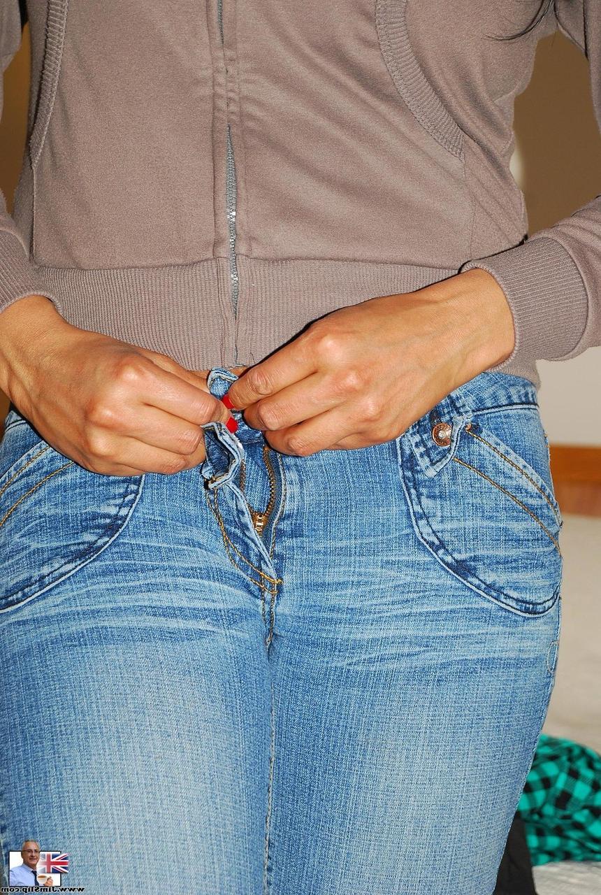 16P La encantadora adolescente de ébano India saca sus grandes tetas y las aprieta
