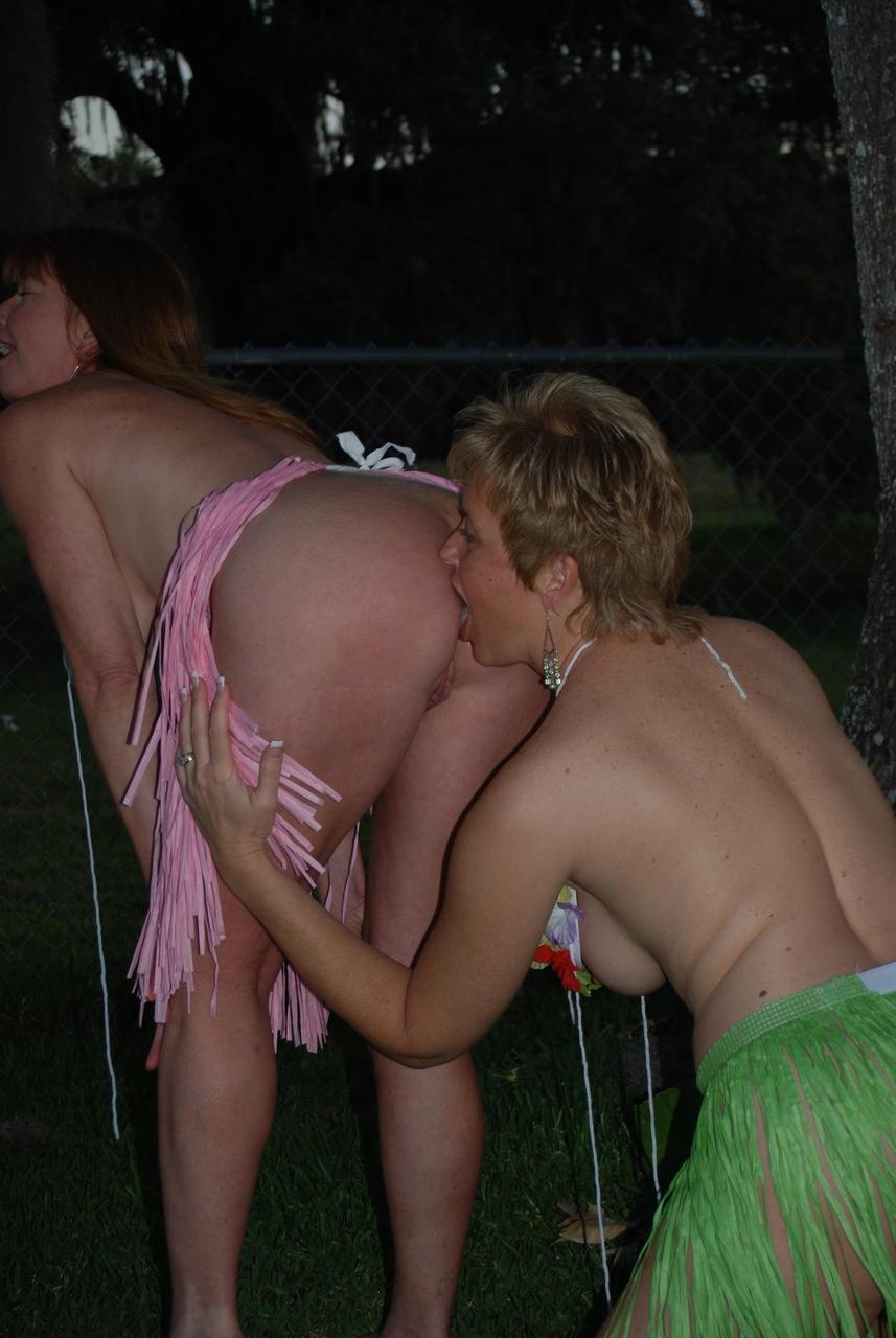 20P Las juguetonas esposas swingers Tracy Lick y Dee se besan mutuamente al aire libre