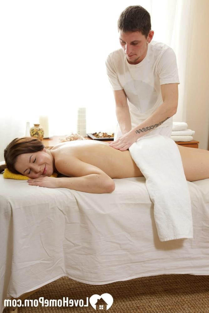 20P Doce adolescente com peitos grandes recebe uma massagem e um pau duro de seu massagista