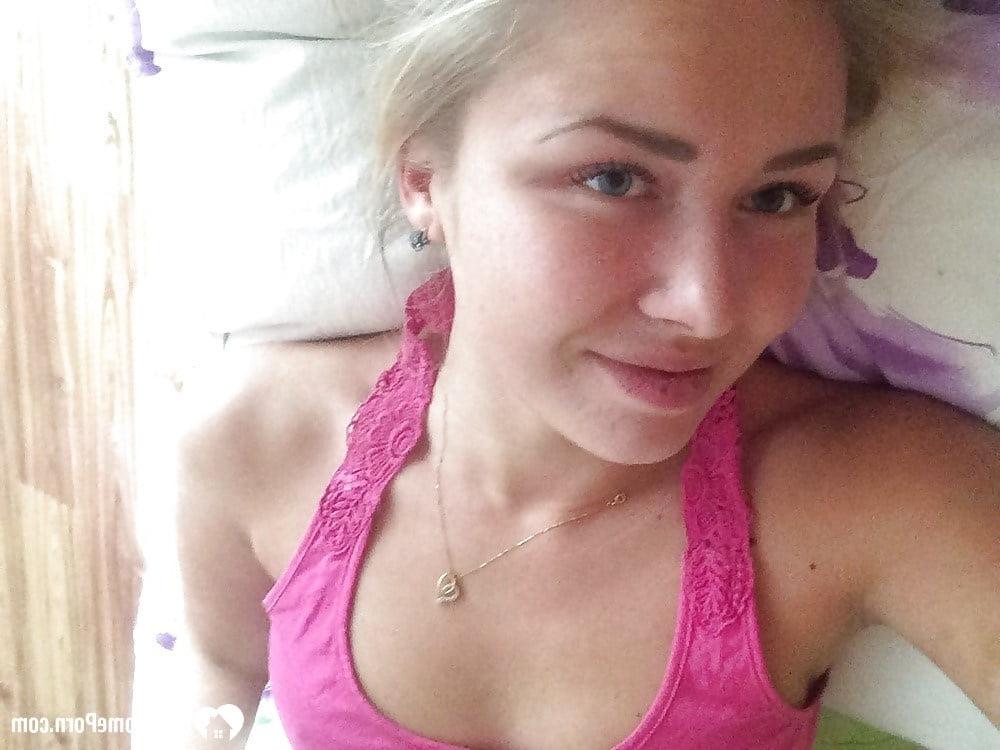 20P Preciosa rubia amateur posando en su recopilación de lencería privada