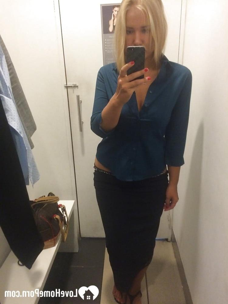 20P Preciosa rubia amateur posando en su recopilación de lencería privada