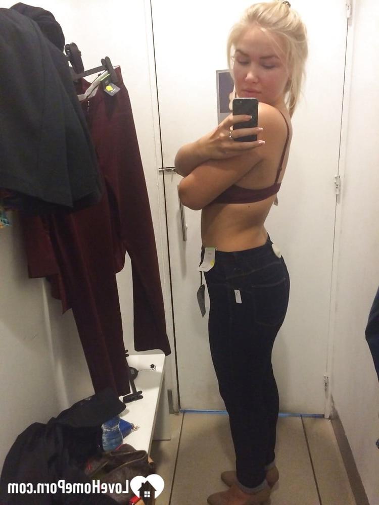 20P Preciosa rubia amateur posando en su recopilación de lencería privada