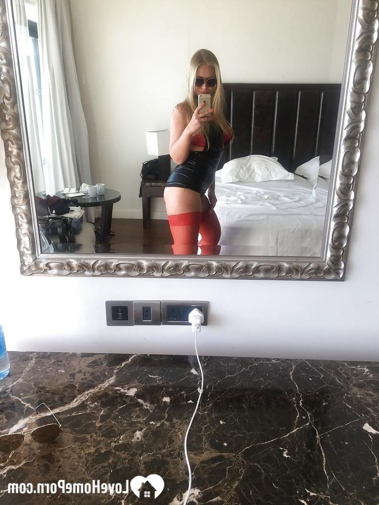 20P Preciosa rubia amateur posando en su recopilación de lencería privada