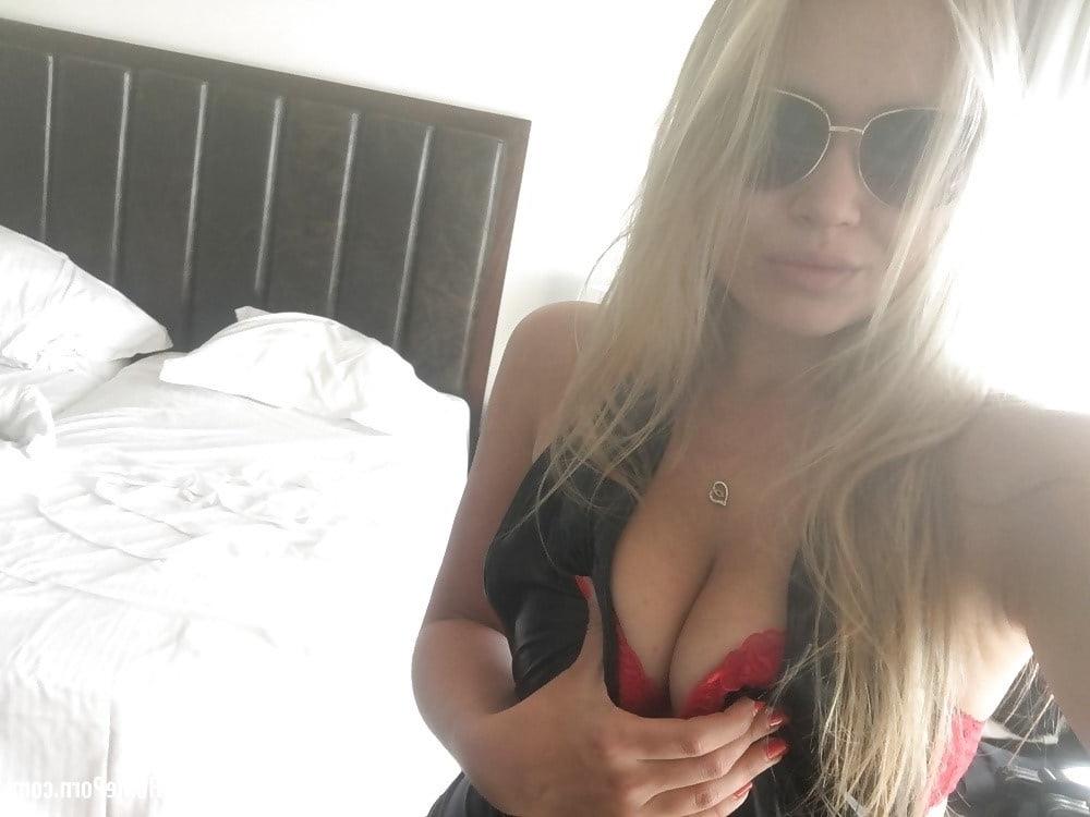 20P Preciosa rubia amateur posando en su recopilación de lencería privada