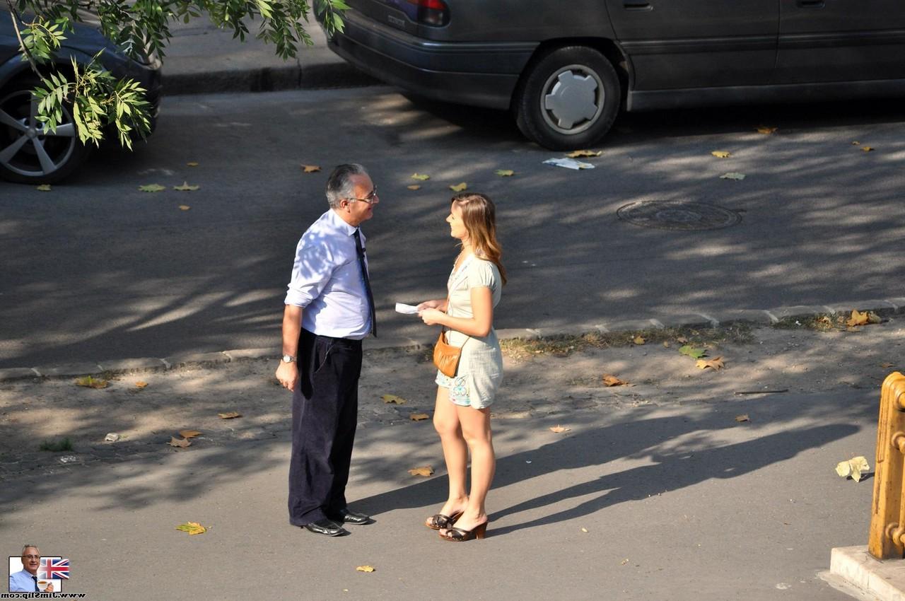 17P Olivya prueba el semen de un hombre mayor que conoció en la calle después de que él la follara en la cocina.
