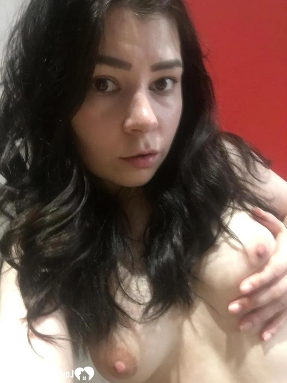 20P Ado amateur aux cheveux corbeau posant nue devant le miroir