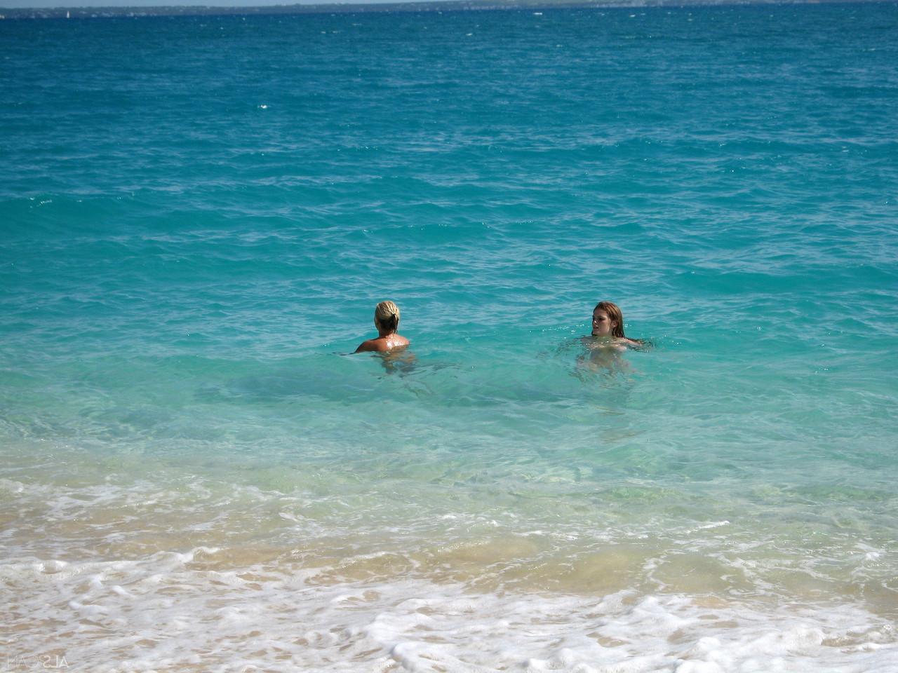 20P Une flopée de jeunes et belles adolescentes enlèvent leur bikini pour jouer nues à la plage