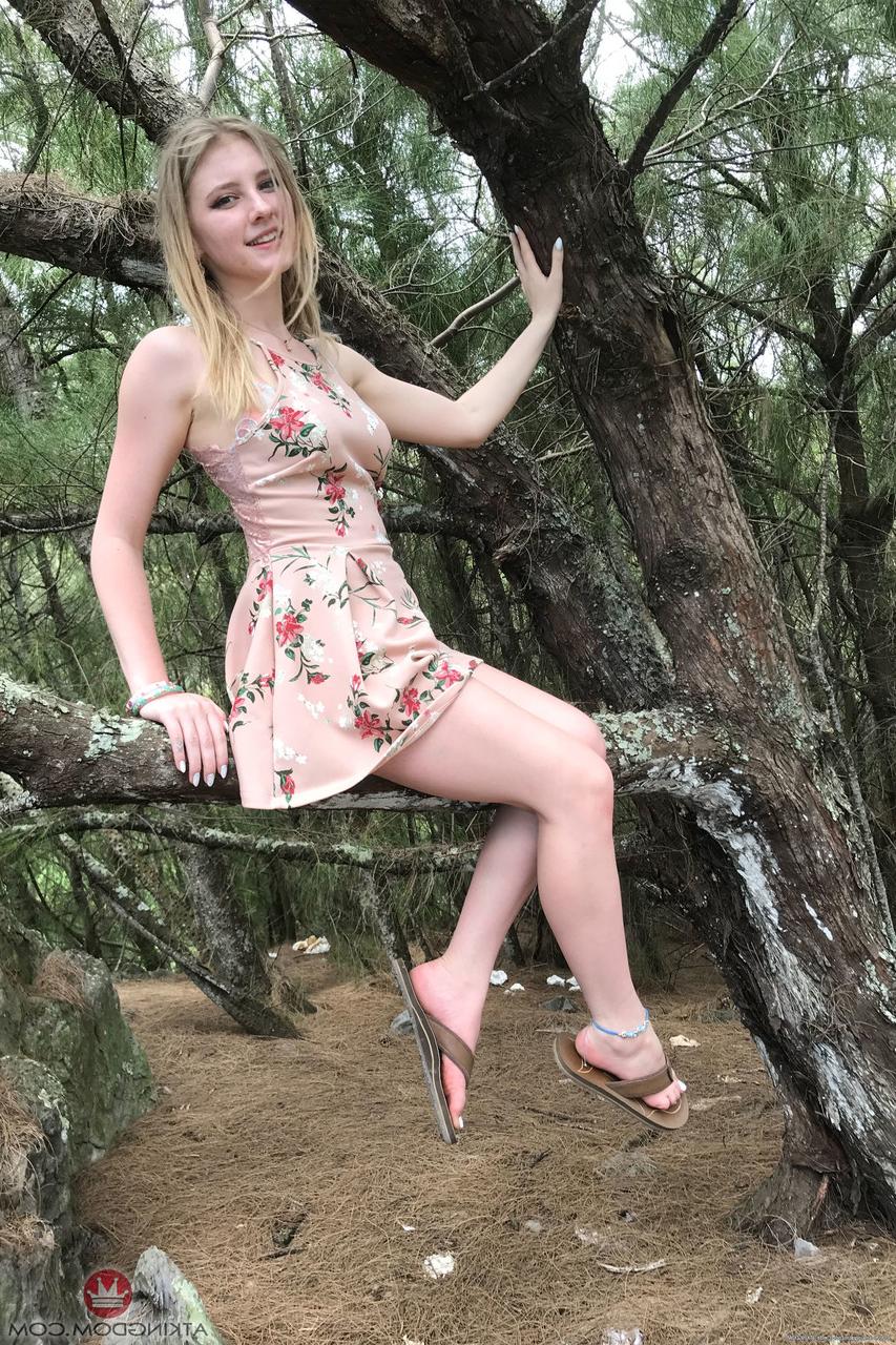 20P Amadora gostosa Melody Marks se despindo e mostrando seus peitos grandes na praia